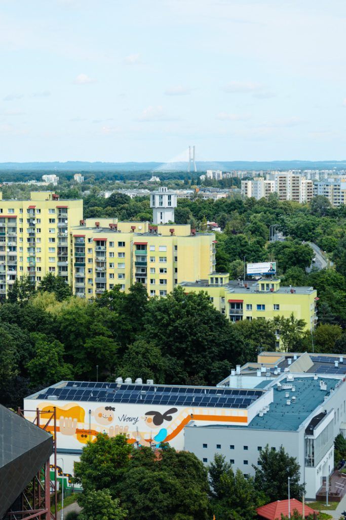 Widok na osiele Nowy Dwór z lotu ptaka. Na pierwszym planie budynek CKNP i mural Kuby Kamińskiego.