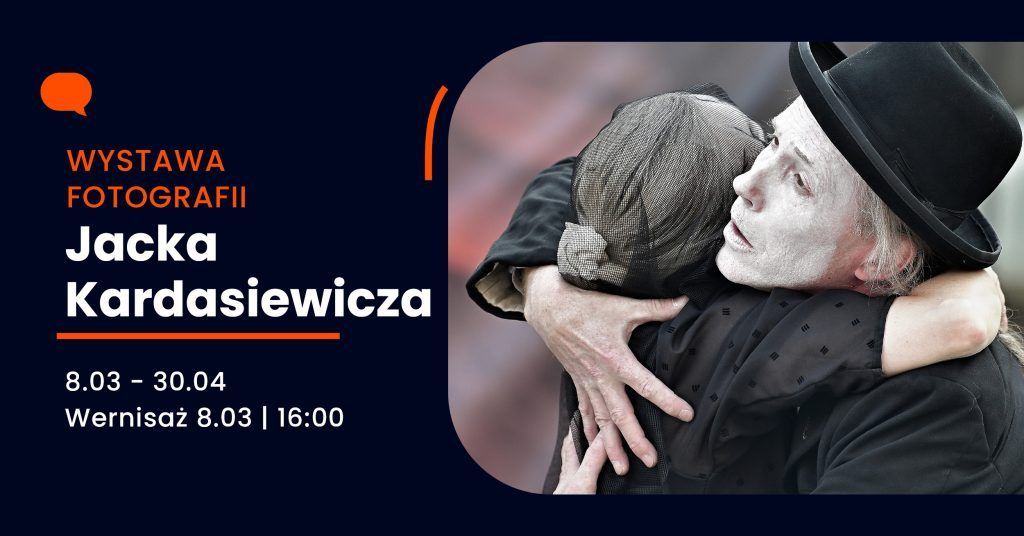 mężczyzna w kapeluszu z pomalowaną na biało obejmujący kobietę