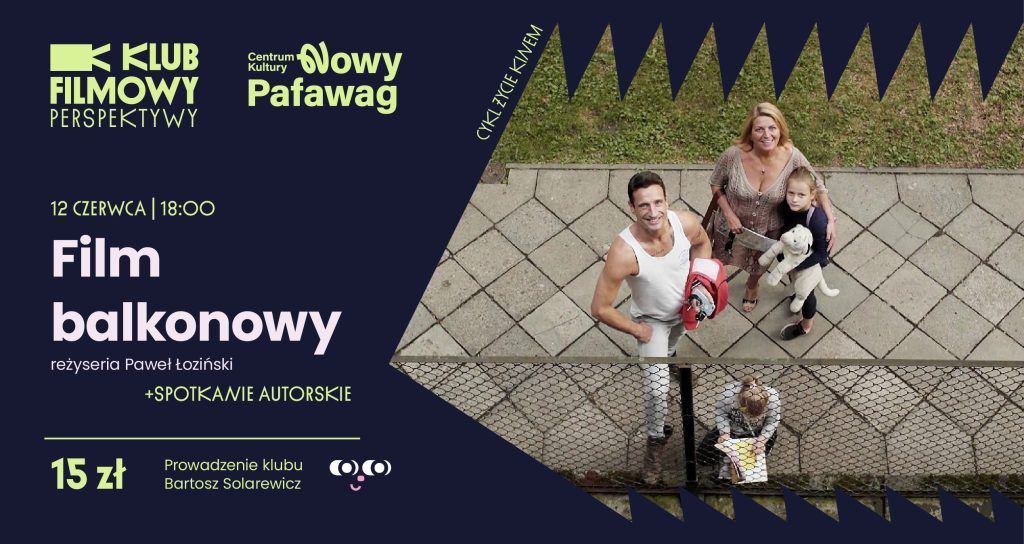dwie dorosłe osoby i dwójka dzieci stojących pod balkonem