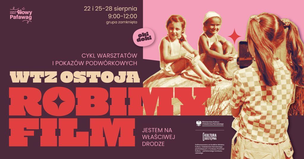 dwie dziewczynki siedzące na kocu i dziewczynka nagrywająca je telefonem