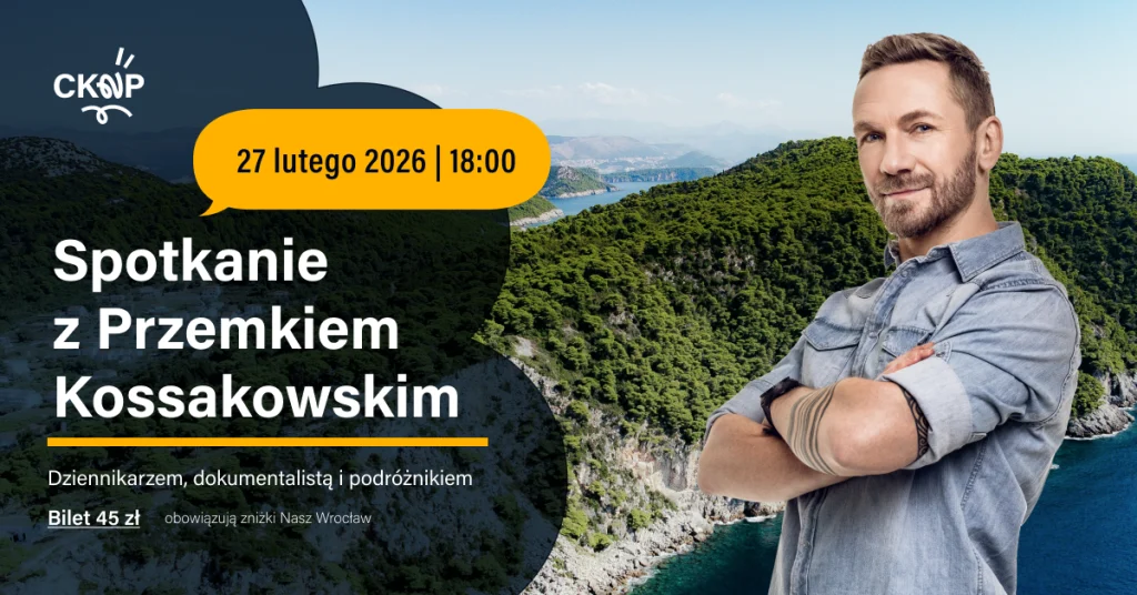 Zdjęcie Przemka Kossakowskiwgo w koszuli na tle wody i zieleni