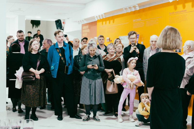 tłum ludzi stojących i słuchających wypowiedzi na wystawie w Centrum Kultury Nowy Pafawag