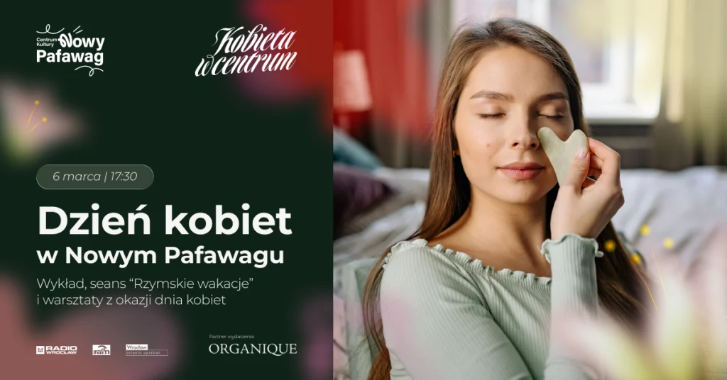 młoda kobieta trzymająca kamień w kształcie serca w dłoni