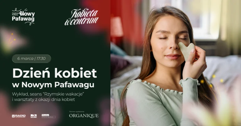 młoda kobieta trzymająca kamień w kształcie serca w dłoni