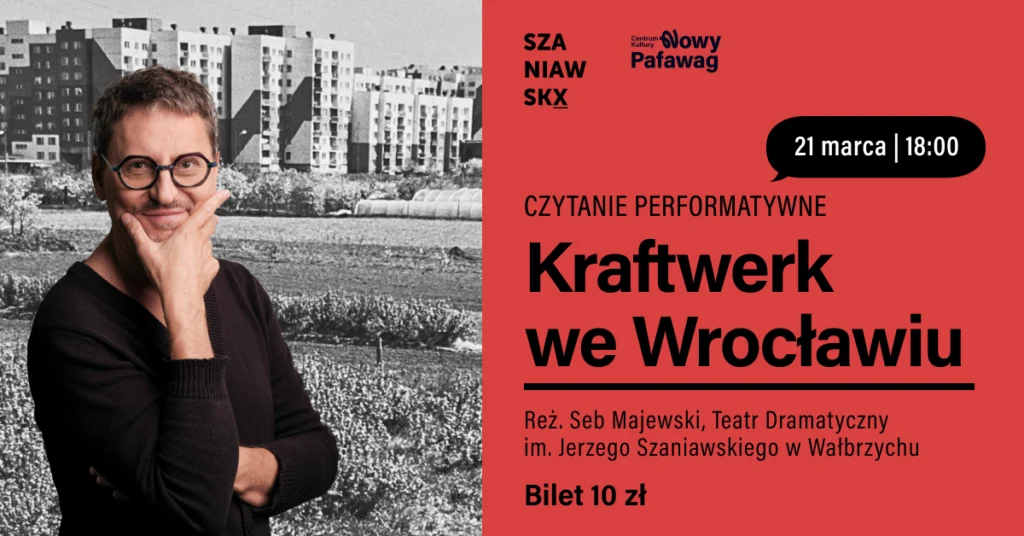 Zdjęcie reżysera na tle bloków na osiedlu