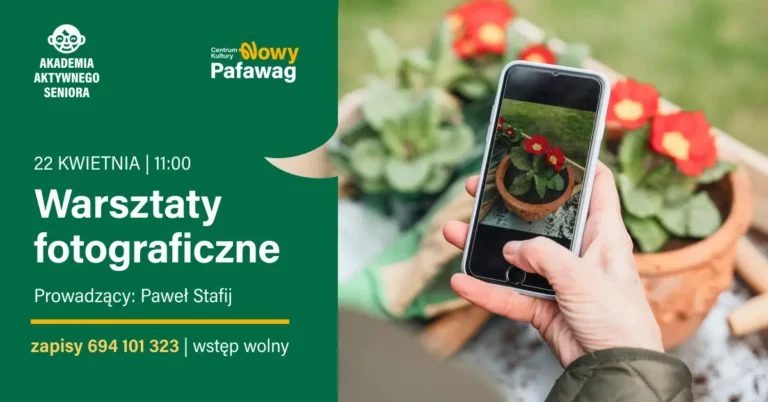 smartfon w dłoni w pozycji robienia zdjęcia kwiatkom
