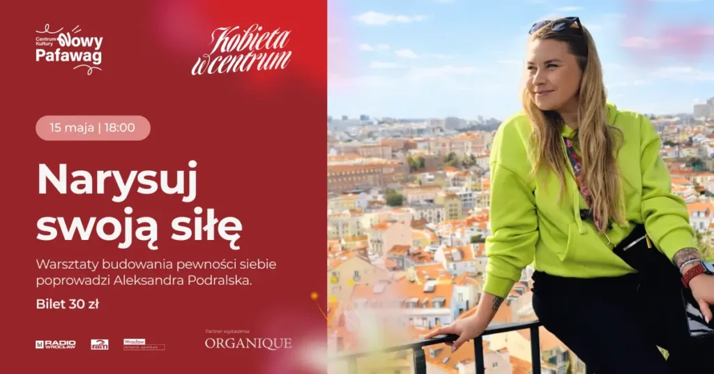 Prowadząca warsztaty oparta o balustradę
