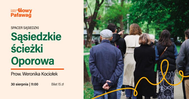 Grupka osób w parku stojących tyłem do fotografującego